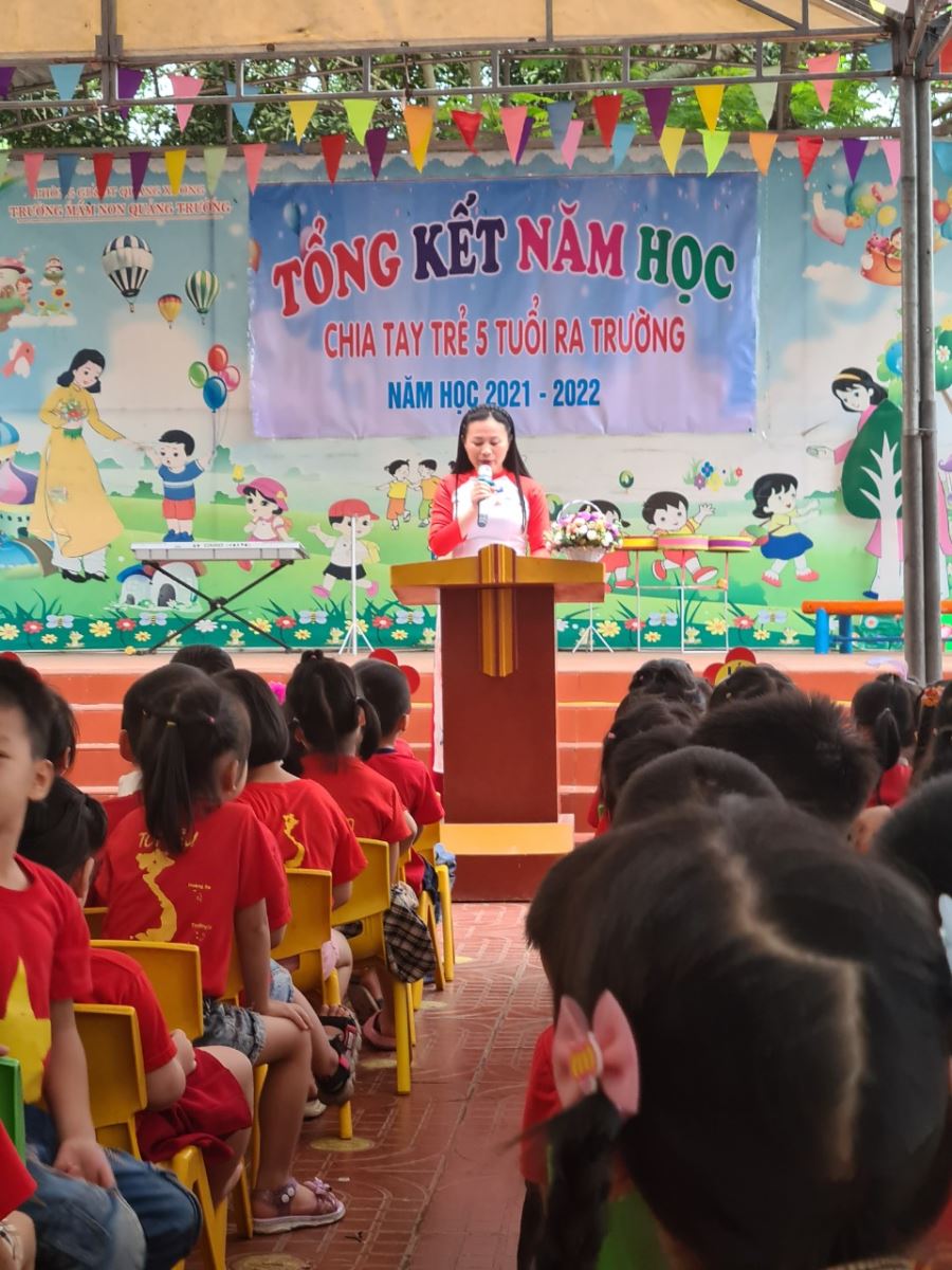 Cô Lê Lệ Huyền- Hiệu trưởng nhà trường khai mạc buổi lễ